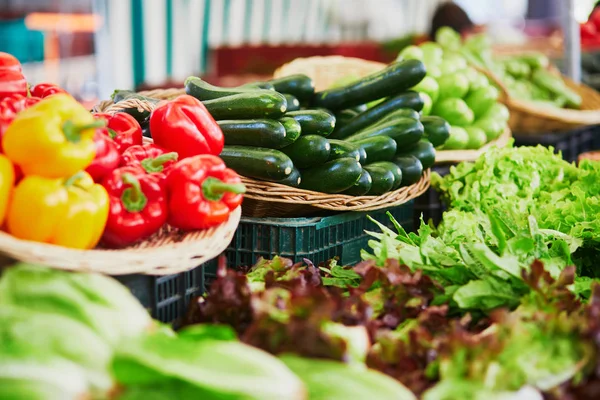 Taze Organik Sebze Meyve Paris Fransa Çiftçi Piyasasında Evde Yetiştirilen — Stok fotoğraf