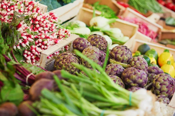 新鮮な有機野菜や農家市場でパリ フランスの果物 国産農産物の典型的な欧州市場 — ストック写真