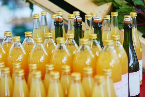 りんごジュースと農民市場でパリ フランスにサイダーのボトル 国産農産物の典型的な欧州市場 — ストック写真