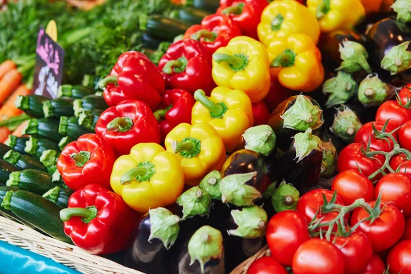 新鮮な有機野菜や農家市場でパリ フランスの果物 国産農産物の典型的な欧州市場 — ストック写真