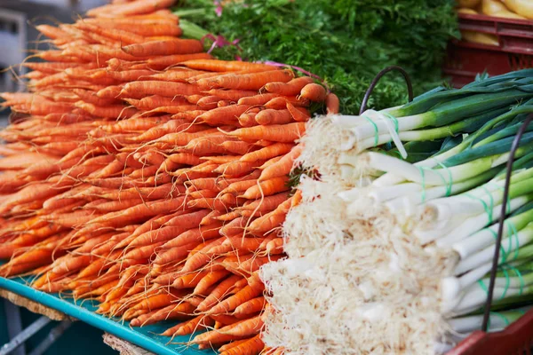 新鮮な有機野菜や農家市場でパリ フランスの果物 国産農産物の典型的な欧州市場 — ストック写真