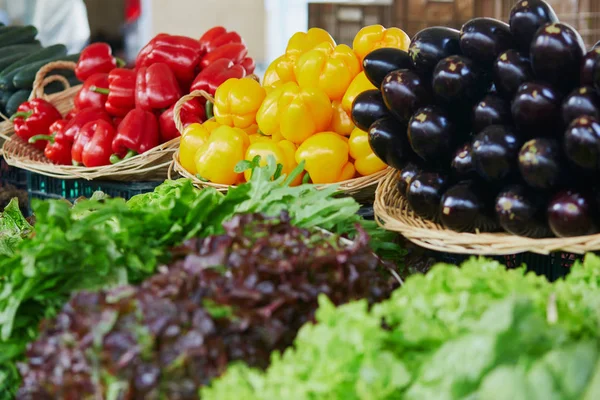 Φρέσκα Βιολογικά Λαχανικά Και Φρούτα Στην Αγορά Του Αγρότη Στο — Φωτογραφία Αρχείου