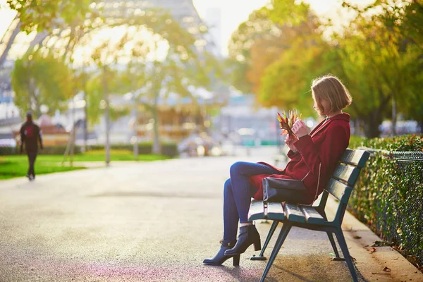 Beautiful Young French Woman Bunch Colorful Autumn Leaves Sitting Bench — Stock Photo, Image