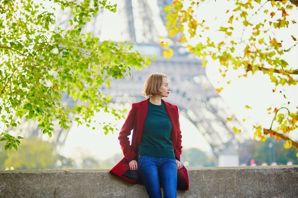 Schöne Junge Französin Mit Bunten Herbstblättern Der Nähe Des Eiffelturms — Stockfoto