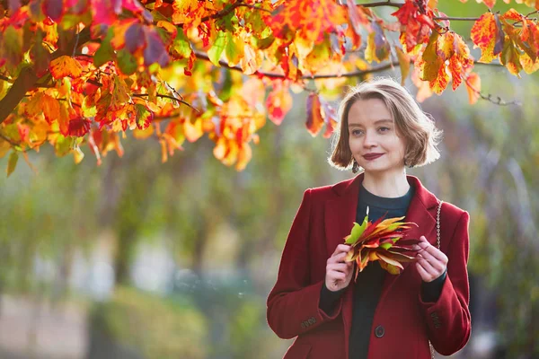 Hermosa Mujer Joven Con Racimo Hojas Coloridas Otoño Caminando Parque — Foto de Stock