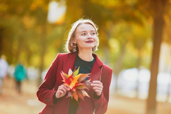 Hermosa Mujer Joven Con Racimo Hojas Coloridas Otoño Caminando Parque — Foto de Stock