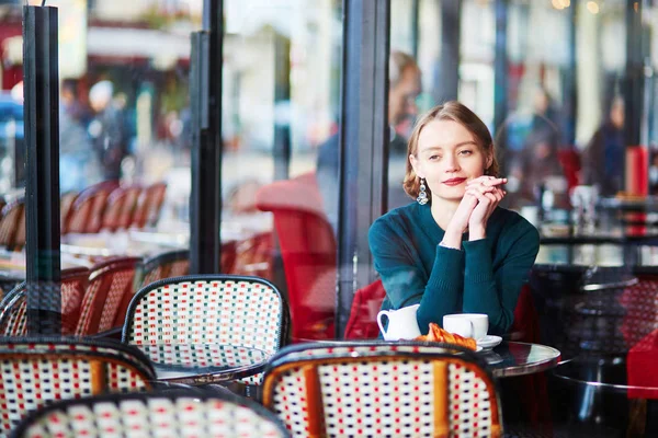 Jeune Femme Élégante Buvant Café Dans Café Traditionnel Paris France — Photo