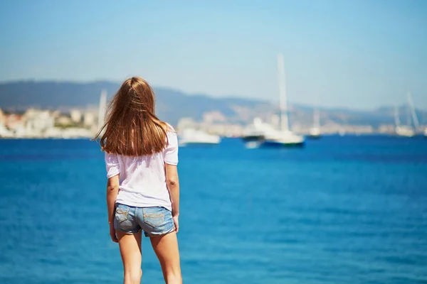 海で彼女の休暇を楽しんでいる美しい若い女性 — ストック写真