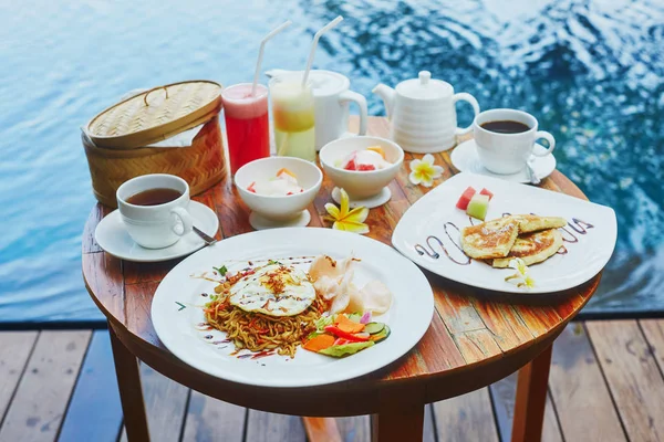 Traditionele Balinese Ontbijt Met Gebakken Noedels Mie Goreng Banaan Pannenkoek — Stockfoto