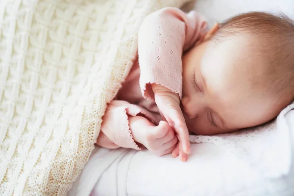 Adorável Bebê Menina Dormindo Sob Cobertor Malha Berçário — Fotografia de Stock