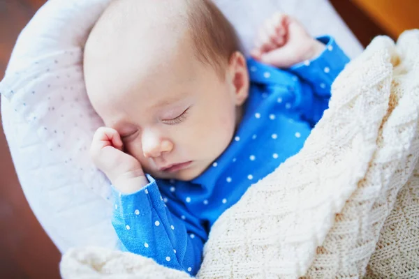 Adorable Niña Durmiendo Debajo Una Manta Punto Vivero — Foto de Stock