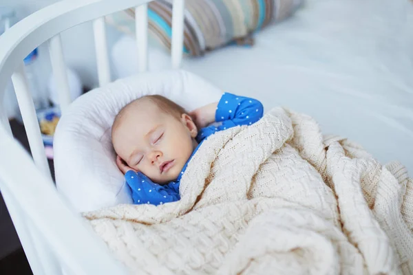Adorabile Bambina Che Dorme Sotto Una Coperta Maglia Nel Letto — Foto Stock