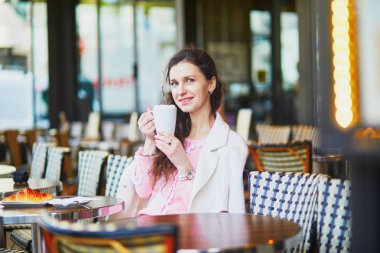 Güzel ve genç birbayan içme kahve açık kafe ya da Restoran, Paris, Fransa