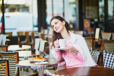 Güzel ve genç birbayan içme kahve açık kafe ya da Restoran, Paris, Fransa