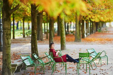 Tuileries garden Paris bir parlak sonbahar gününde güzel genç kadın. Turizm ve tatil Fransa sonbahar sezon