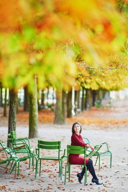 Tuileries garden Paris bir parlak sonbahar gününde güzel genç kadın. Turizm ve tatil Fransa sonbahar sezon