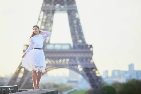 Glad Ung Kvinna Vit Klänning Nära Eiffeltornet Paris Frankrike — Stockfoto