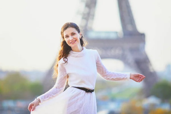 Glückliche Junge Frau Weißem Kleid Der Nähe Des Eiffelturms Paris — Stockfoto