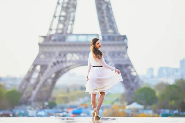 フランス パリのエッフェル塔の近く白いドレスで幸せな若い女 — ストック写真