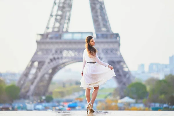 Feliz Joven Vestida Blanco Cerca Torre Eiffel París Francia —  Fotos de Stock