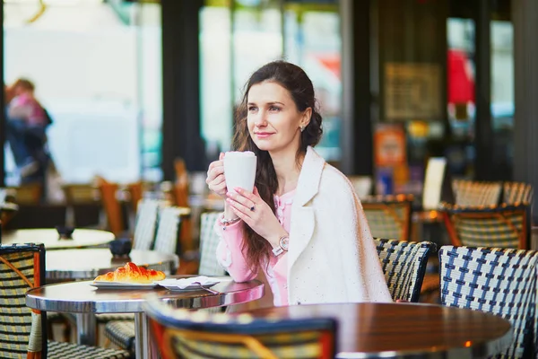 Hermosa Joven Bebiendo Café Cafetería Aire Libre Restaurante París Francia —  Fotos de Stock