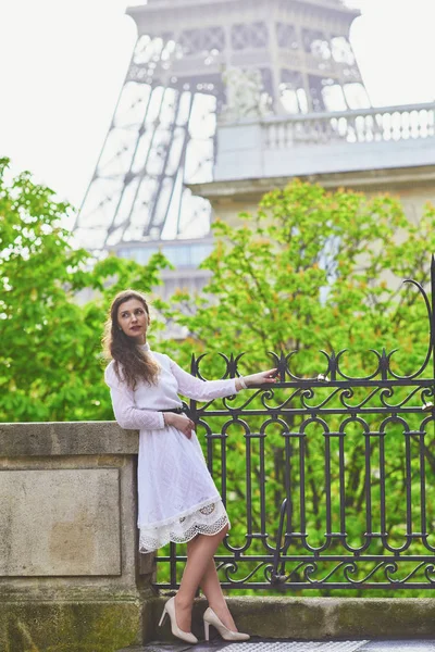 Feliz Joven Vestida Blanco Cerca Torre Eiffel París Francia — Foto de Stock