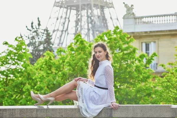 Jovem Feliz Vestido Branco Perto Torre Eiffel Paris França — Fotografia de Stock