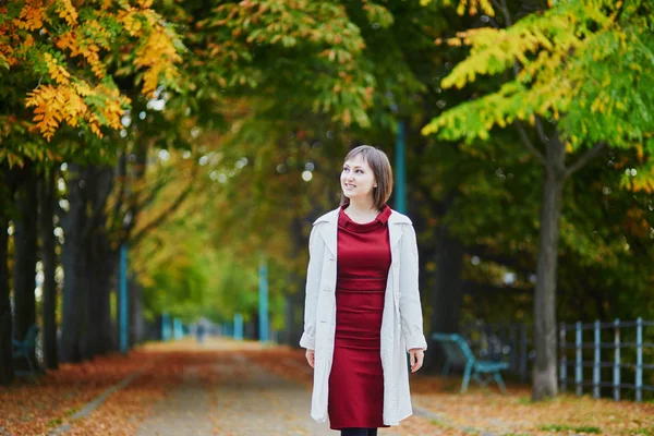 美しい若い女性パリで明るい秋の日に公園を歩いています 観光と秋のシーズンにフランスの休暇 — ストック写真