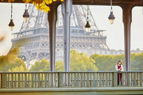 Hermosa Joven París Puente Bir Hakeim Con Vista Torre Eiffel — Foto de Stock
