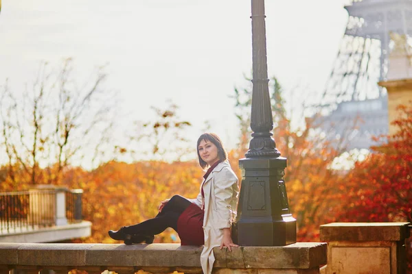 Beautiful Young Woman Paris Eiffel Tower Bright Fall Day Tourism — Stock Photo, Image