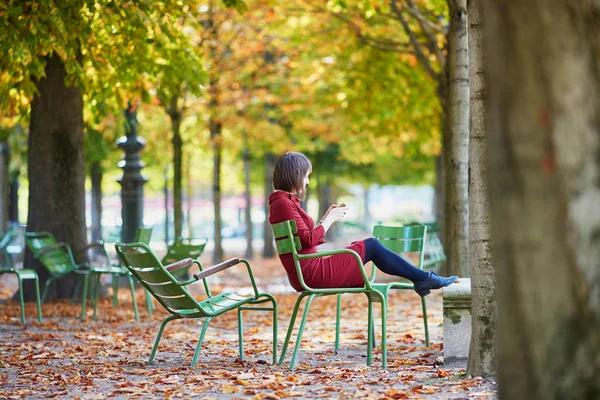 Hermosa Joven Jardín Las Tullerías París Día Otoño Brillante Tomando — Foto de Stock