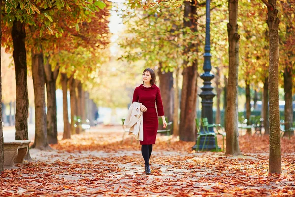 歩いている美しい若い女性パリのチュイルリー庭園の明るい秋の日 観光と秋のシーズンにフランスの休暇 — ストック写真