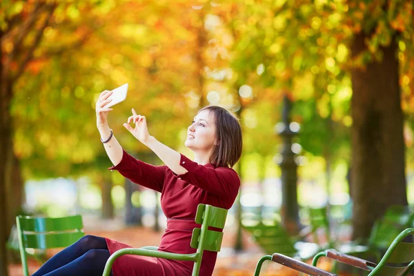 Mulher Bonita Jardim Tuileries Paris Dia Outono Brilhante Tomando Selfie — Fotografia de Stock