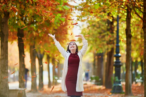 Bella Giovane Donna Parigi Che Cammina Nel Parco Una Luminosa — Foto Stock