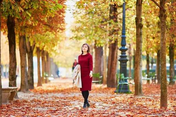 Vacker Ung Kvinna Paris Promenader Parken Ljus Höst Dag Turism — Stockfoto