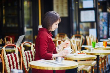 Paris, Fransa açık kafede kahve içme güzel bir Fransız kadın