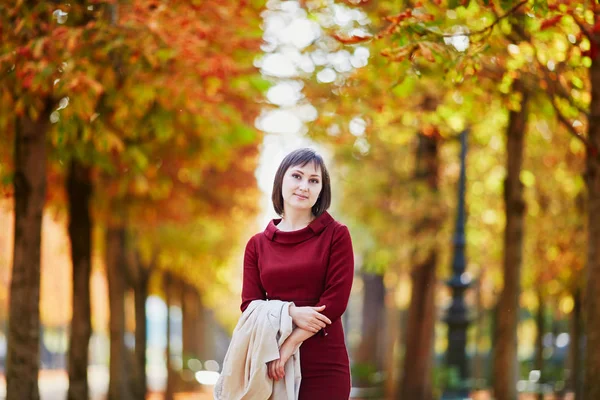 Mooie Jonge Vrouw Parijs Wandelen Het Park Een Mooie Herfstdag — Stockfoto