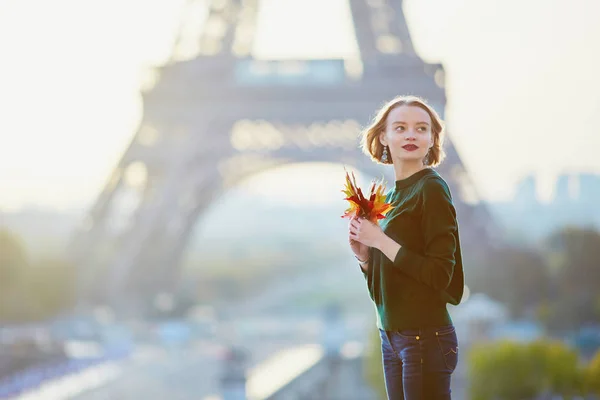 Schöne Junge Französin Mit Bunten Herbstblättern Der Nähe Des Eiffelturms — Stockfoto