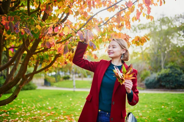 Hermosa Mujer Joven Con Racimo Hojas Coloridas Otoño Caminando Parque —  Fotos de Stock