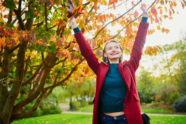 Hermosa Mujer Joven Con Racimo Hojas Coloridas Otoño Caminando Parque — Foto de Stock