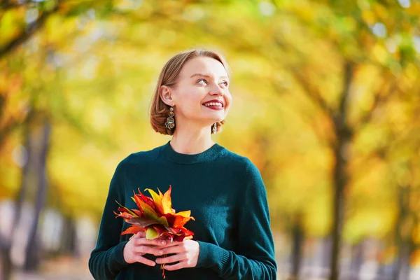 Mooie Jonge Vrouw Met Bos Van Kleurrijke Herfst Bladeren Lopen — Stockfoto