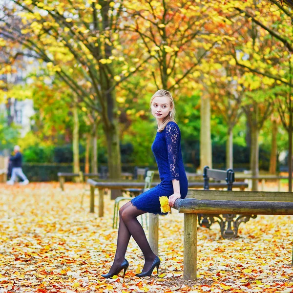 Mulher Bonita Vestido Azul Jardim Luxemburguês Paris Dia Queda — Fotografia de Stock