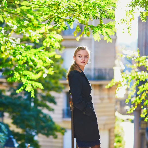 秋の日にパリの美しい少女 — ストック写真