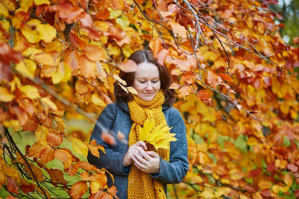 Mujer Joven Sonriente Caminando Parque Día Otoño Brillante —  Fotos de Stock