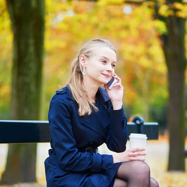 Vacker Ung Kvinna Dricker Kaffe Och Tala Telefon Luxembourg Trädgården — Stockfoto