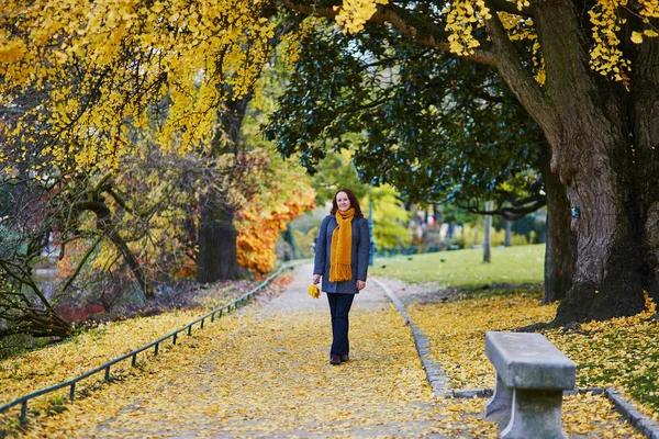 Sorrindo Jovem Mulher Andando Parque Dia Queda Brilhante — Fotografia de Stock