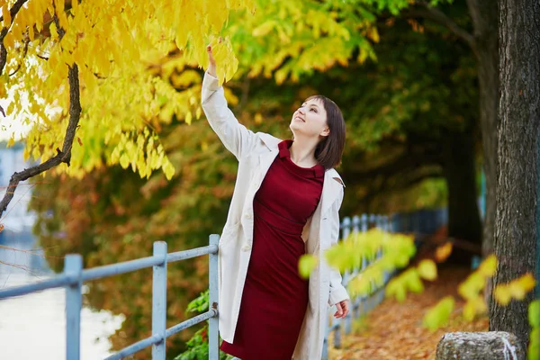 Belle Jeune Femme Paris Marchant Dans Parc Par Une Belle — Photo