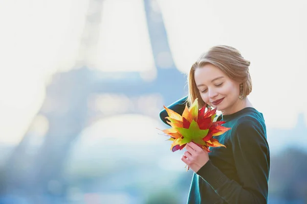 Gyönyörű Fiatal Francia Csomó Ból Színes Őszi Levelek Párizsi Eiffel — Stock Fotó