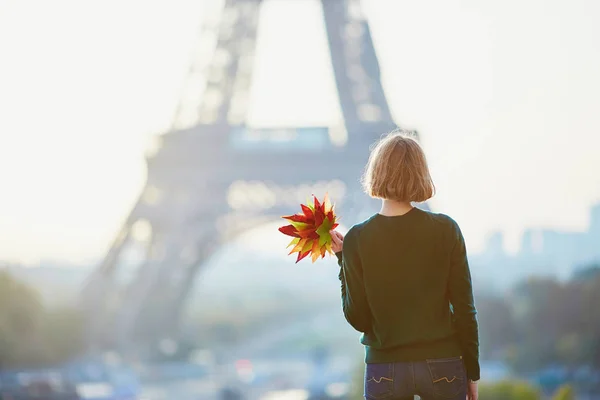 Schöne Junge Französin Mit Bunten Herbstblättern Der Nähe Des Eiffelturms — Stockfoto