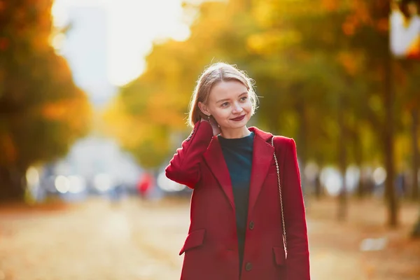 Hermosa Mujer Joven Con Racimo Hojas Coloridas Otoño Caminando Parque —  Fotos de Stock